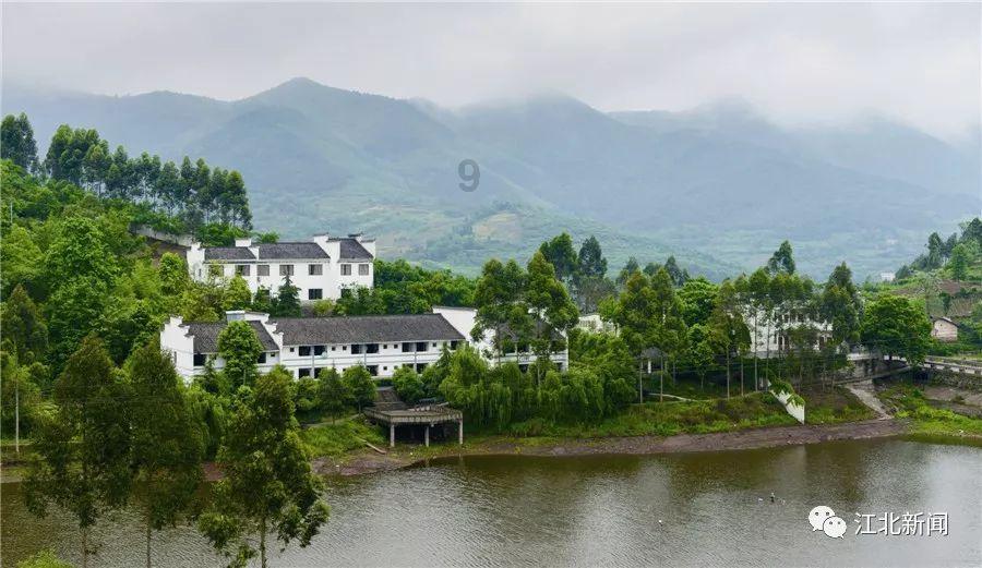 路牌铁杆占道 市民盼望挪挪​