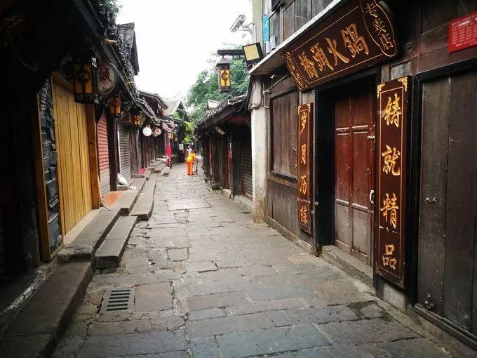 某大学因为冰块导致拉肚子而禁止饮品店使用冰块，你觉得这种做法合理吗？